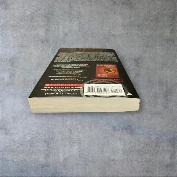 New: THE HUNGER GAMES Book 1- Suzanne Collins, Paperback LIKE NEW! - Picture 2 of 3